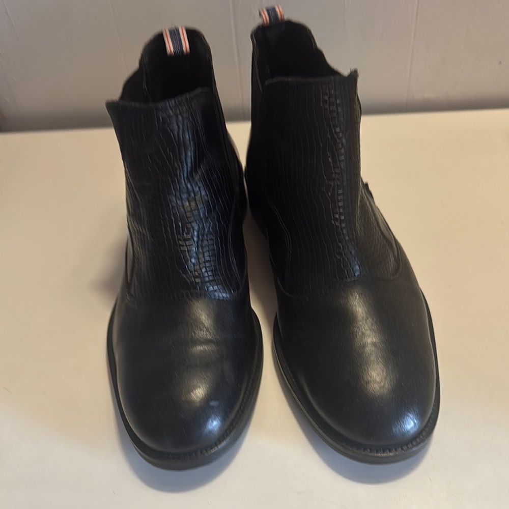 Black Minimalist Leather Boots with Sleek Design